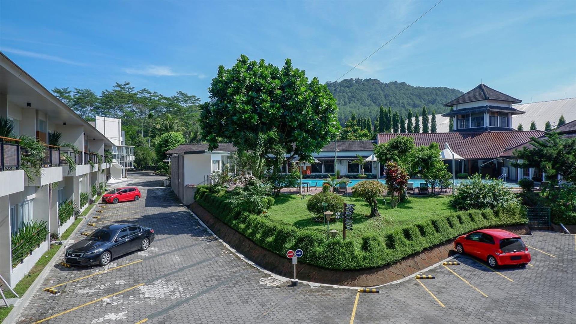 Front One Resort Magelang Exteriér fotografie